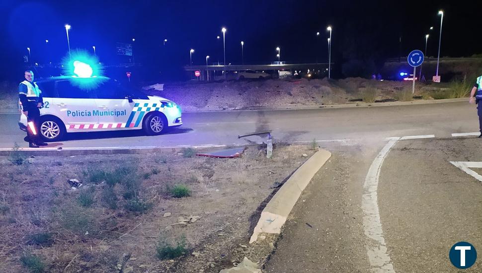 Herido leve tras chocar con su coche contra el bordillo, volcar y terminar en el centro de una rotonda