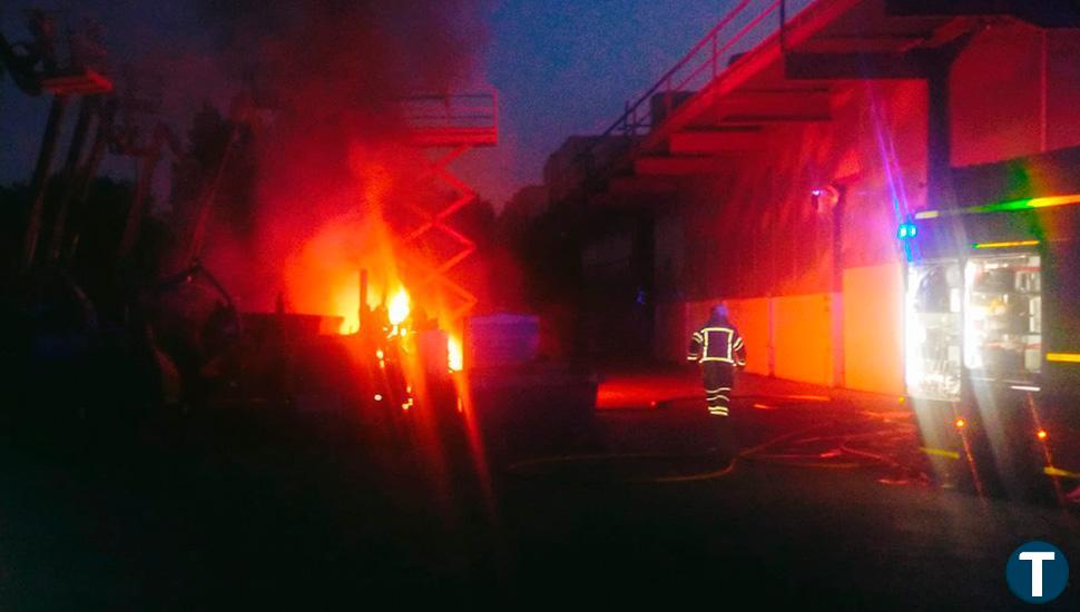 Sofocado un incendio originado en el interior de un almacén en la Avenida de Burgos