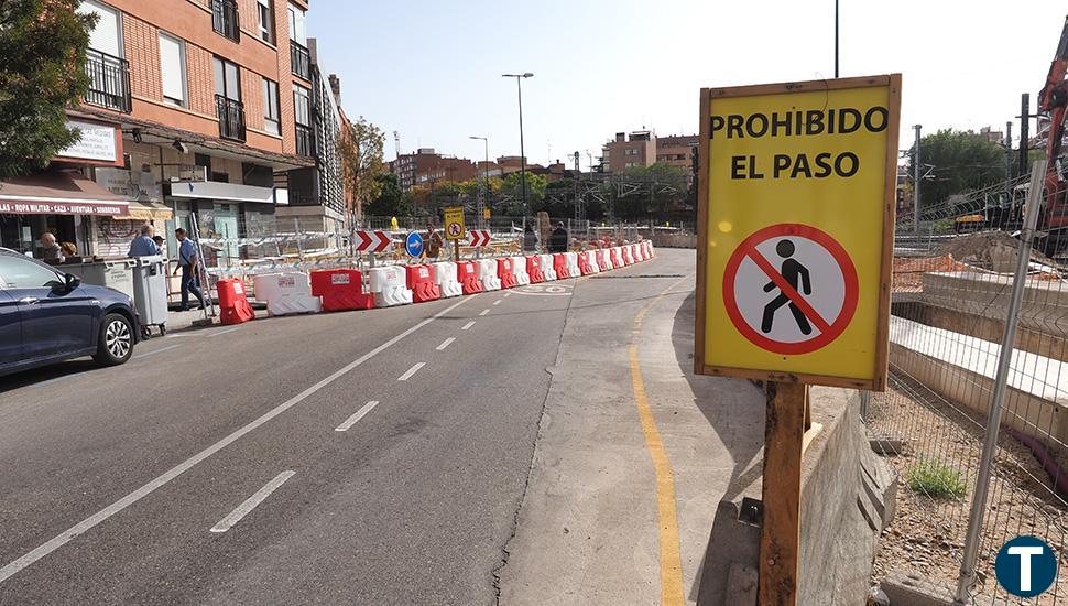 El cajón del paso peatonal de la calle Panaderos ya está colocado bajo las vías