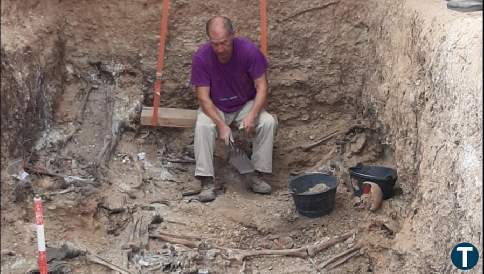 Un puro apagado y cucharas emergen de la fosa común del Cementerio del Carmen