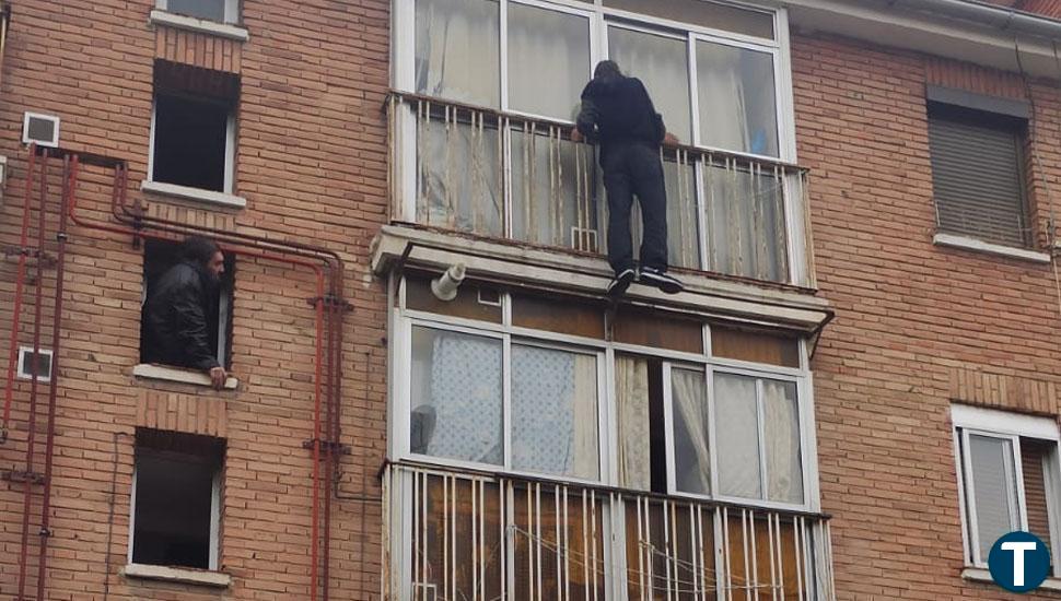 Salvan la vida de un varón de 54 años que estaba agarrado en el balcón de un cuarto piso en Valladolid