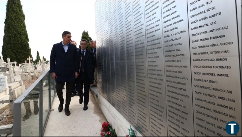 Sánchez, "conmovido" tras su visita a las fosas del cementerio del Carmen