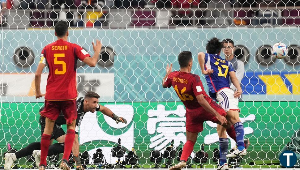 España se salva de irse a casa por un favor alemán (2-1)