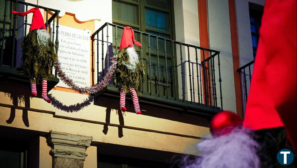 La calle Platerías estrena la decoración navideña del proyecto 'Ciudado, duendes sueltos'