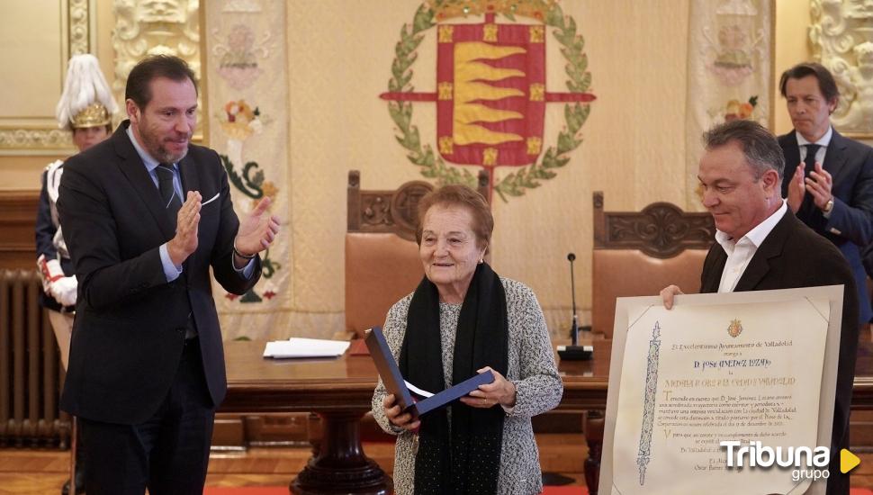 El Ayuntamiento de Valladolid entrega a José Jiménez Lozano la Medalla de Oro de la ciudad 