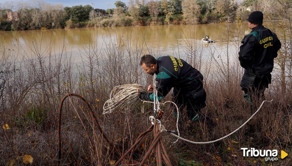 Los equipos de rescate reflotan el ultraligero siniestrado y seguirán con las tareas de búsqueda este martes