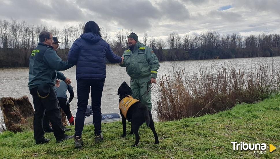 El único perro de búsqueda dentro del agua en España participa en el dispositivo del ultraligero