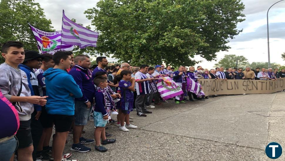 Más de 300 personas se manifiestan en contra del escudo del Real Valladolid