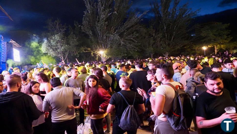 Miles de jóvenes se concentran en la playa de las Moreras para celebrar la noche de San Juan