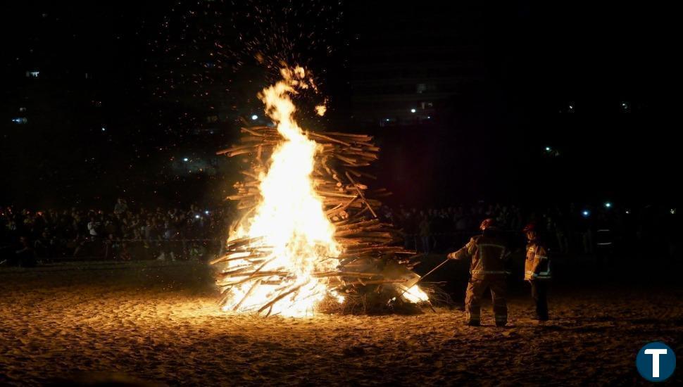 La hoguera de San Juan arde tres años después en la Playa de las Moreras