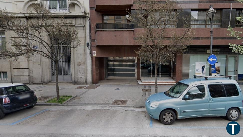 Circula por la acera con su patinete y se choca con un coche que salía del garaje en la calle Gamazo