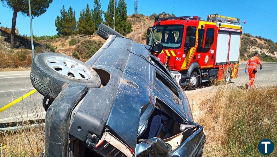 Rescatan a dos personas atrapadas dentro de un turismo tras un accidente en Pesquera de Duero