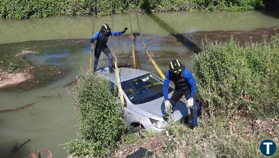 Los Bomberos de la Diputación rescatan un coche caído al  canal en la zona de Sardón de Duero