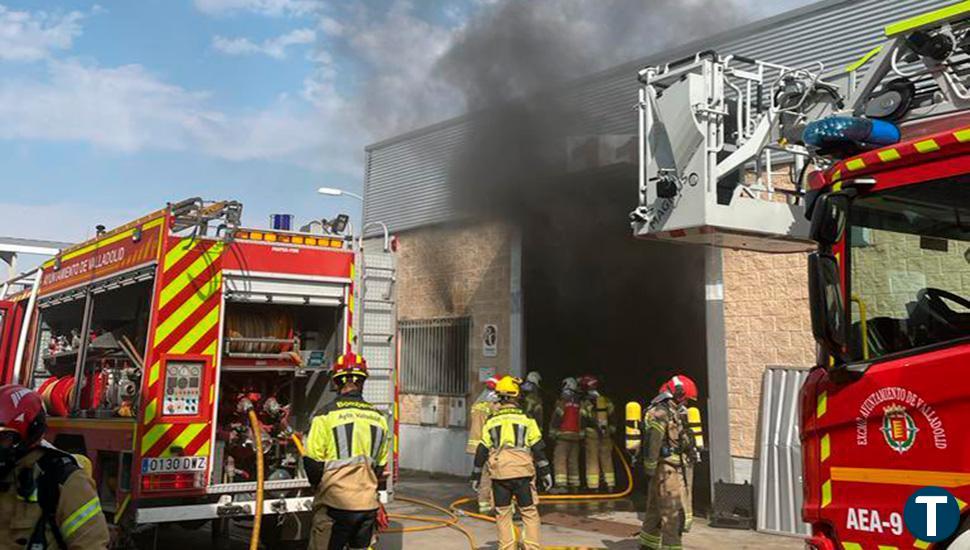 Los Bomberos sofocan un incendio originado en una nave de Soto de Medinilla 