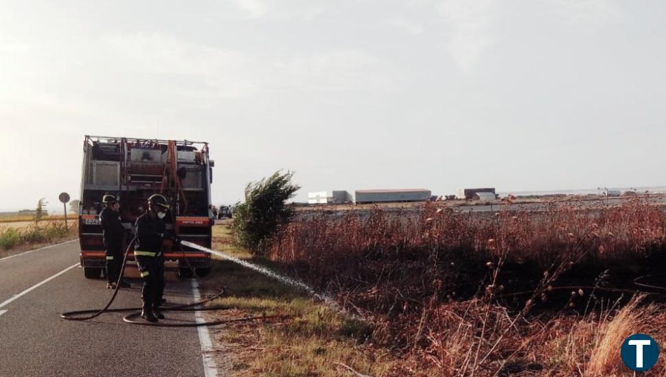 Los Bomberos extinguen un incendio en un campo de cereal en Aldea de San Miguel