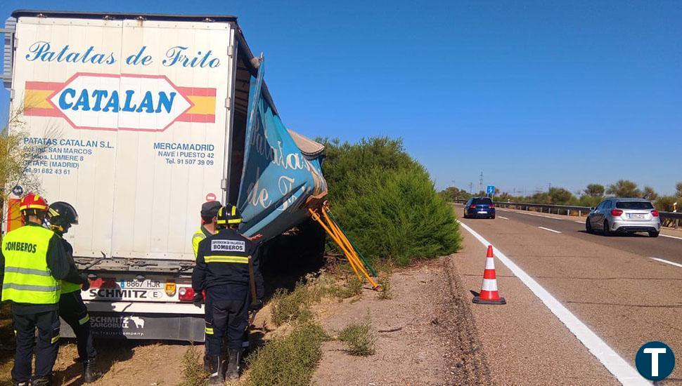 Los Bomberos de la Diputación aseguran la carga de un camión en el kilómetro 160, en Medina del Campo