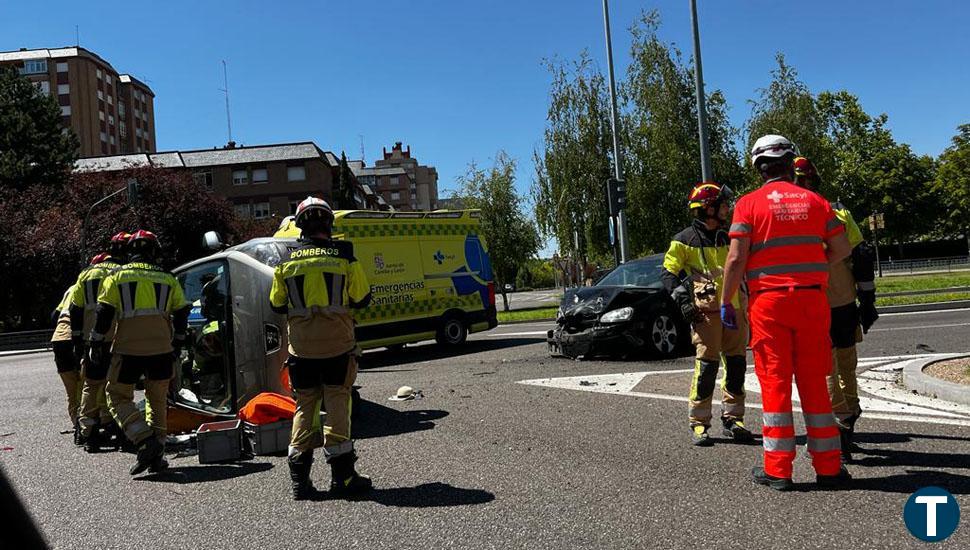 El servicio de Emergencias excarcela a dos jóvenes de origen francés tras un choque en la Avenida Salamanca