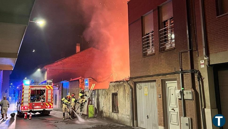 Los Bomberos extinguen las llamas de un incendio en la calle Julián Humanes