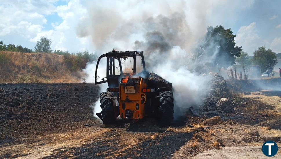 Los Bomberos apagan el fuego que se había producido en una máquina cargadora en Corrales de Duero