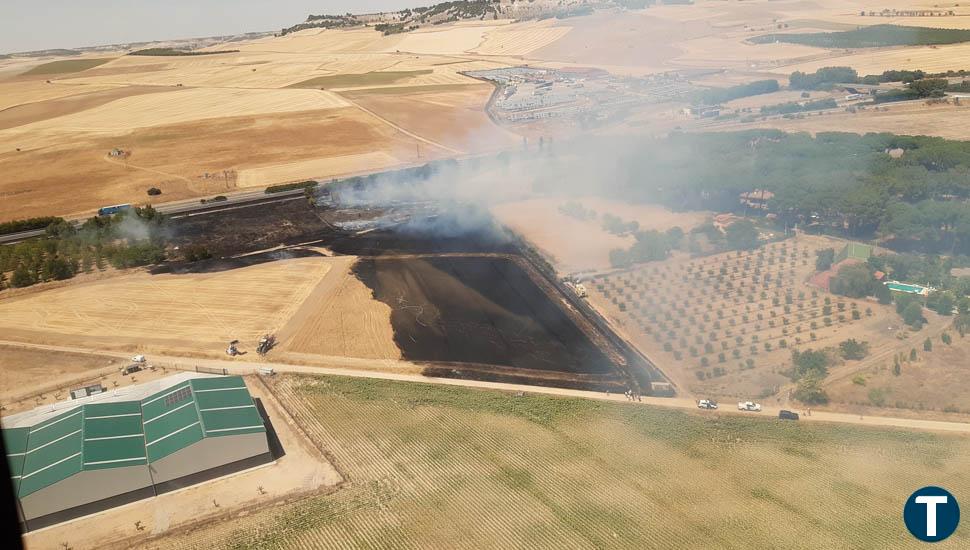 Los Bomberos trabajan en la extinción de un incendio originado en Tordesillas y que avanza hacia la A-62