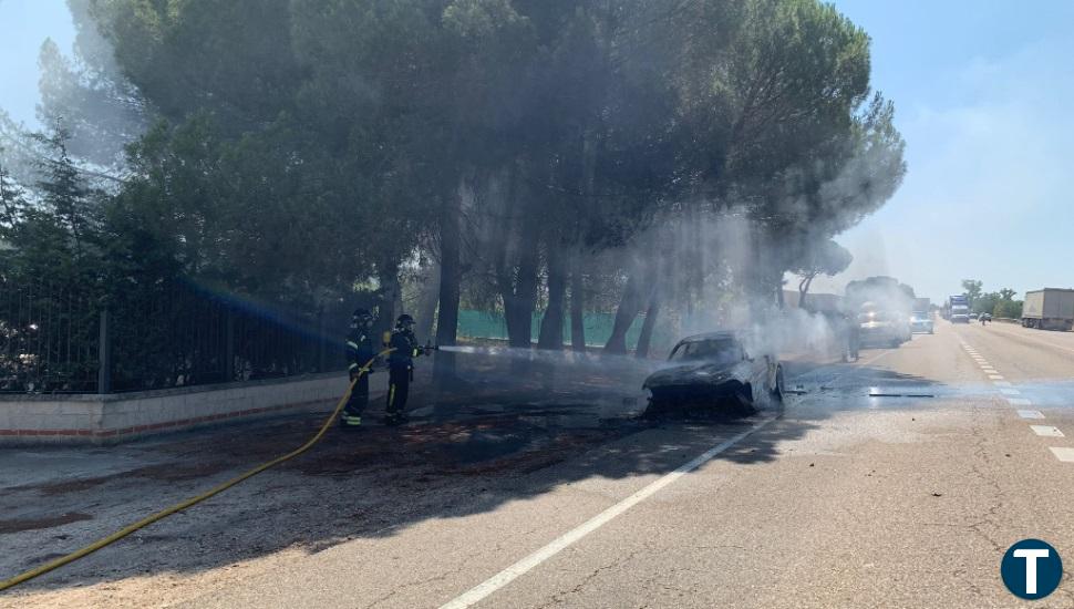 Los Bomberos apagan el fuego de un coche que circulaba por la N-122