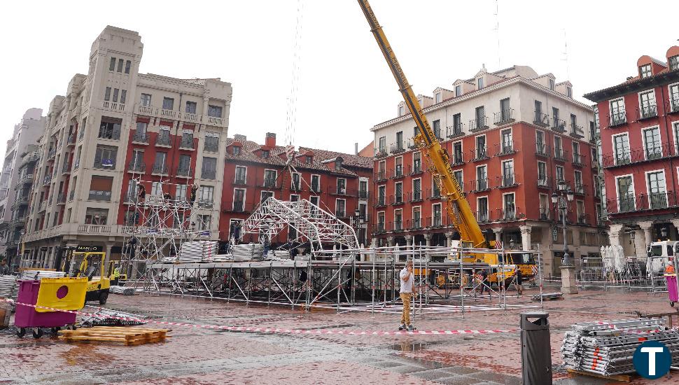 El escenario para los conciertos de ferias se deja ver ya en la Plaza Mayor