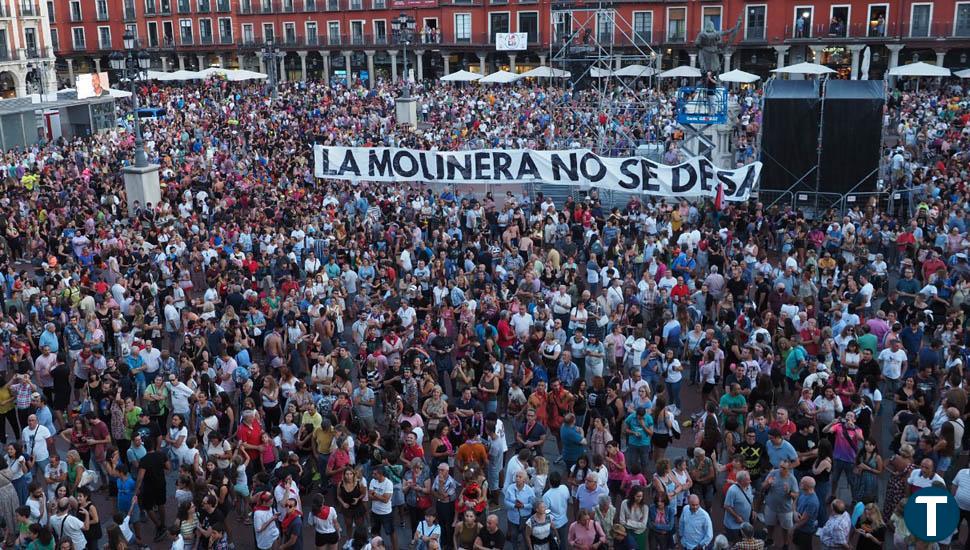 Incidente en la Plaza Mayor antes del pregón por el intento de despliegue de una pancarta de La Molinera