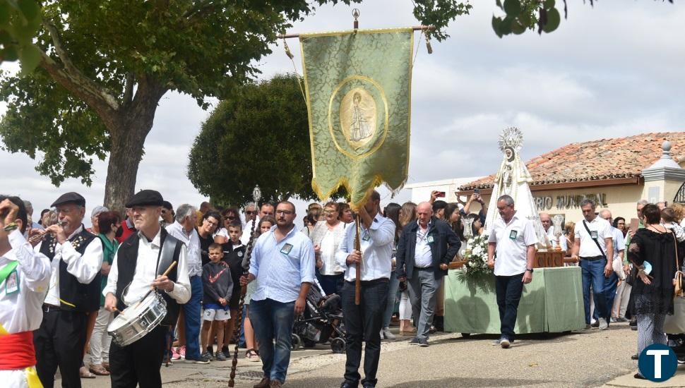 Cientos de vecinos veneran a la Virgen de Viloria en Cigales