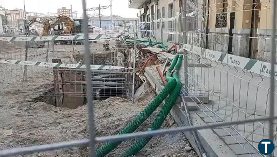 La acera de la calle Panaderos se derrumba hasta tres metros de profundidad