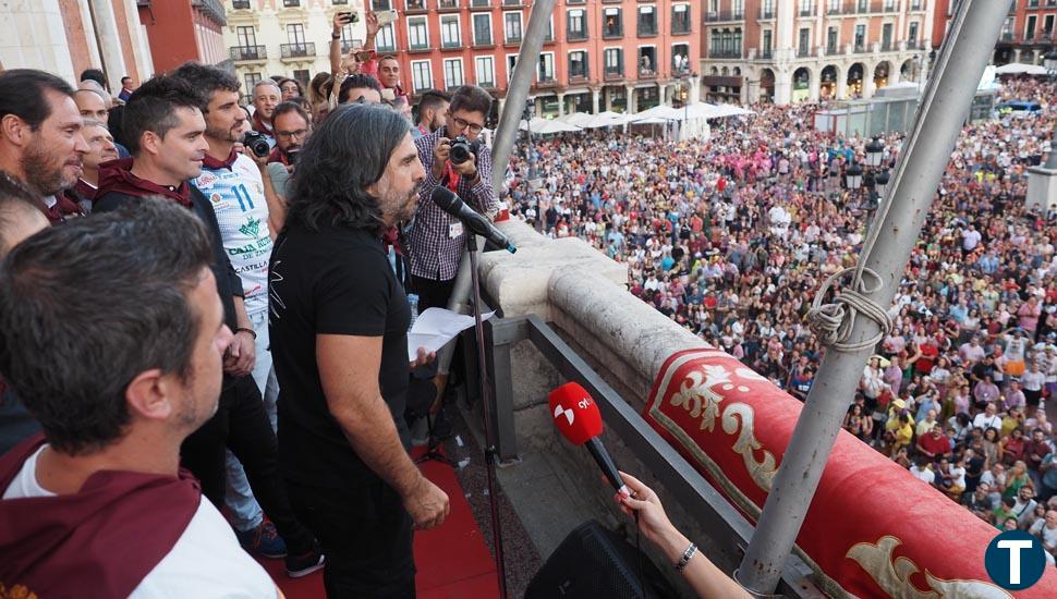 El humorista J.J. Vaquero recibe el premio Ribereño 2022 de la V Fiesta de la Vendimia de Ribera de Duero