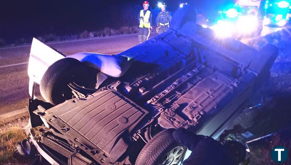 Los Bomberos de la Diputación intervienen en el vuelco de un turismo en la carretera de Santibáñez