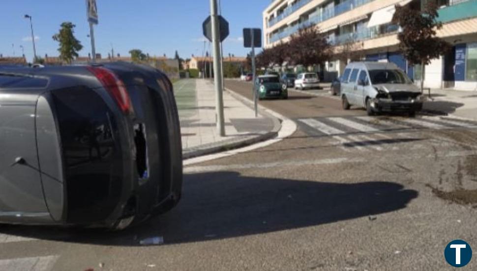 Excarcelan a una mujer de su vehículo tras colisionar contra otro y volcar