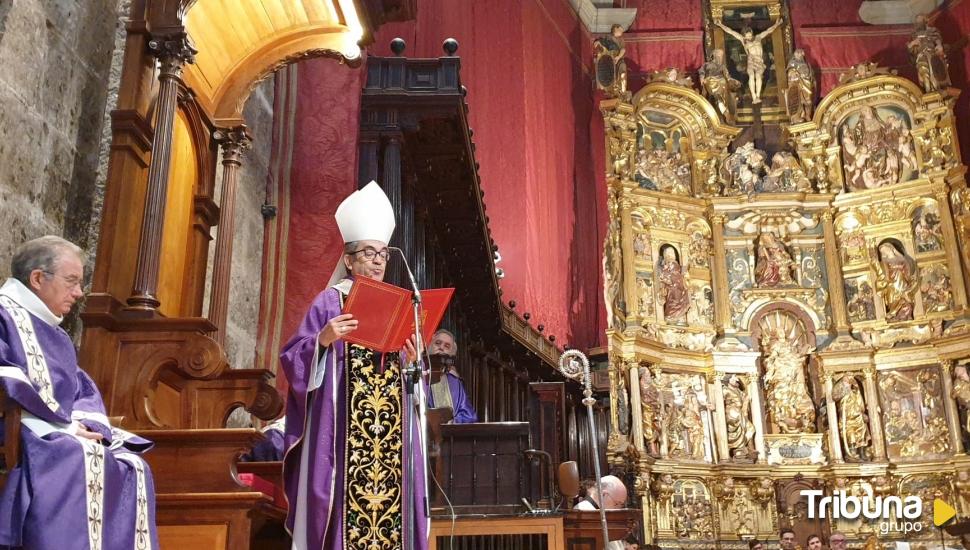 Argüello da el último adiós en la Catedral al Papa Benedicto XVI: "Ha sostenido la marcha de la Iglesia"