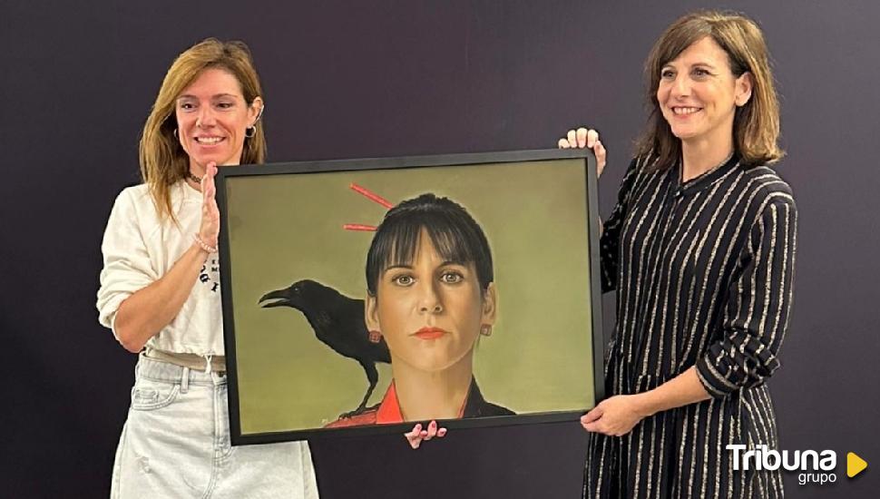 Malena Alterio "flipa" con el retrato de la pintora vallisoletana Laura Serrano 