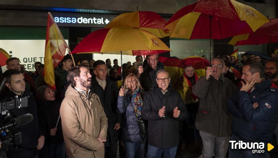 Unas 200 personas se concentran de nuevo frente a la sede del PSOE