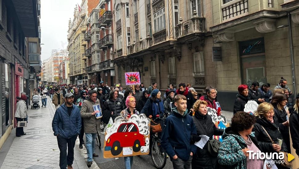 Casi mil personas se manifiestan en Valladolid para defender los carriles bus y taxi 