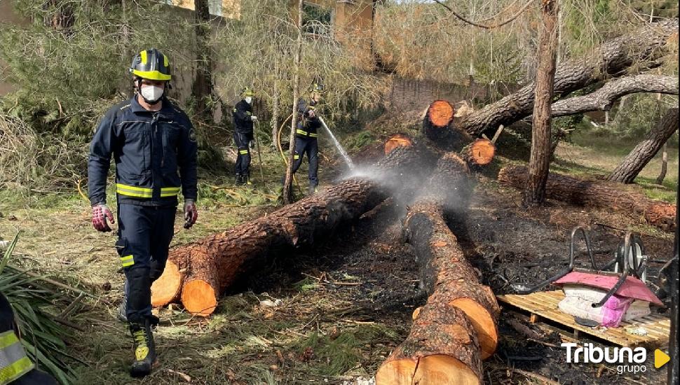 Los Bomberos de la Diputación extinguen un incendio en unos restos de poda