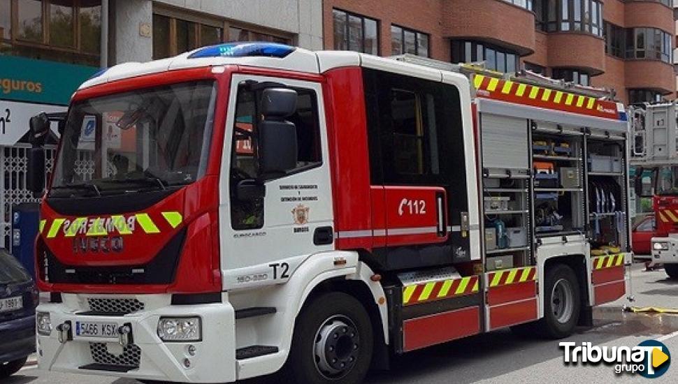 El incendio de un vehículo en un garaje obliga a desalojar a 24 familias