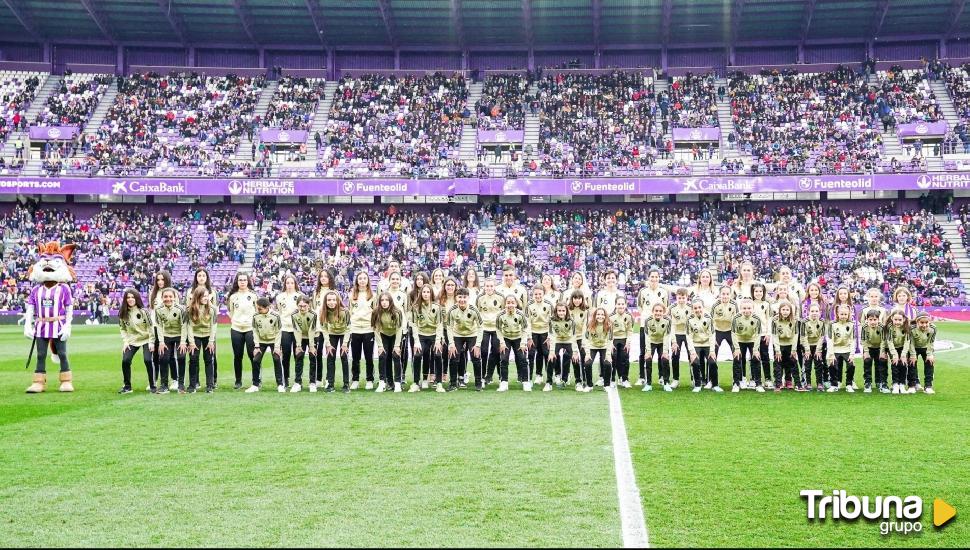 La cantera femenina del Real Valladolid, ovacionada en Zorrilla