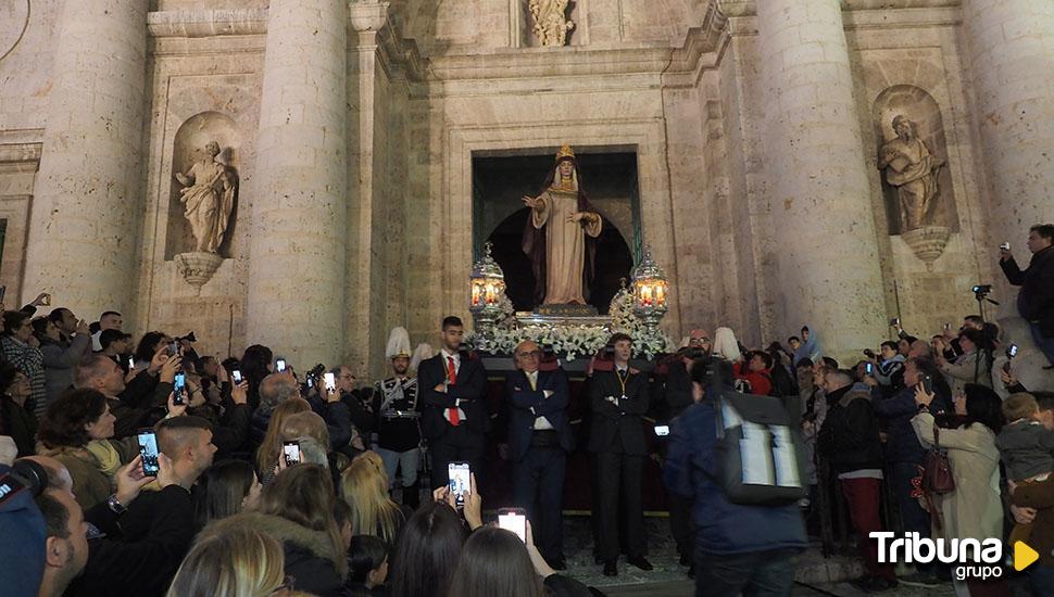 La Cofradía de la Sagrada Cena presenta en procesión a su nueva talla, la Virgen del Sagrario