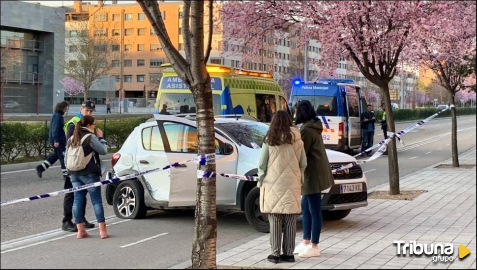 Dos heridos  tras el vuelco de un coche en la Avenida Salamanca