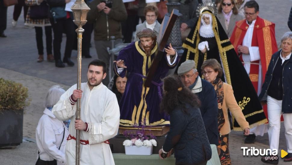 Las tallas barrocas de Nuestro Padre Jesús Nazareno y la Dolorosa pasean por Cigales 