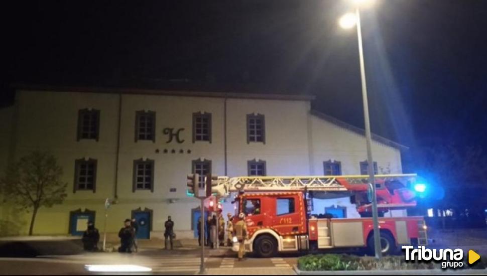 Los Bomberos y la Policía Nacional desalojan de madrugada la Molinera