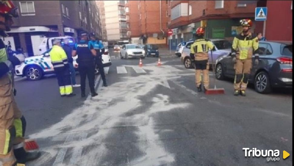 Rescatan en Valladolid a dos personas atrapadas dentro de un coche tras un accidente