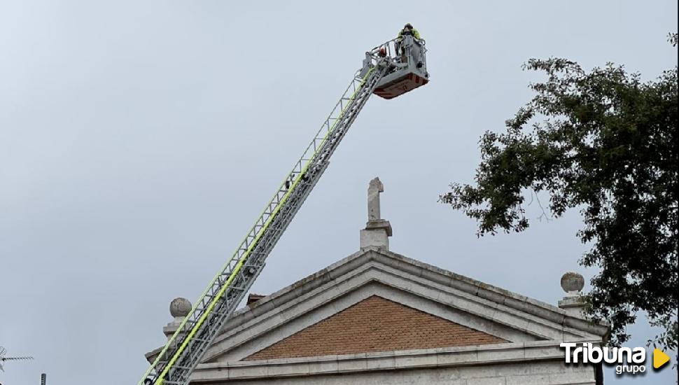 Un rayo destruye la cruz de la Iglesia de las Esclavas