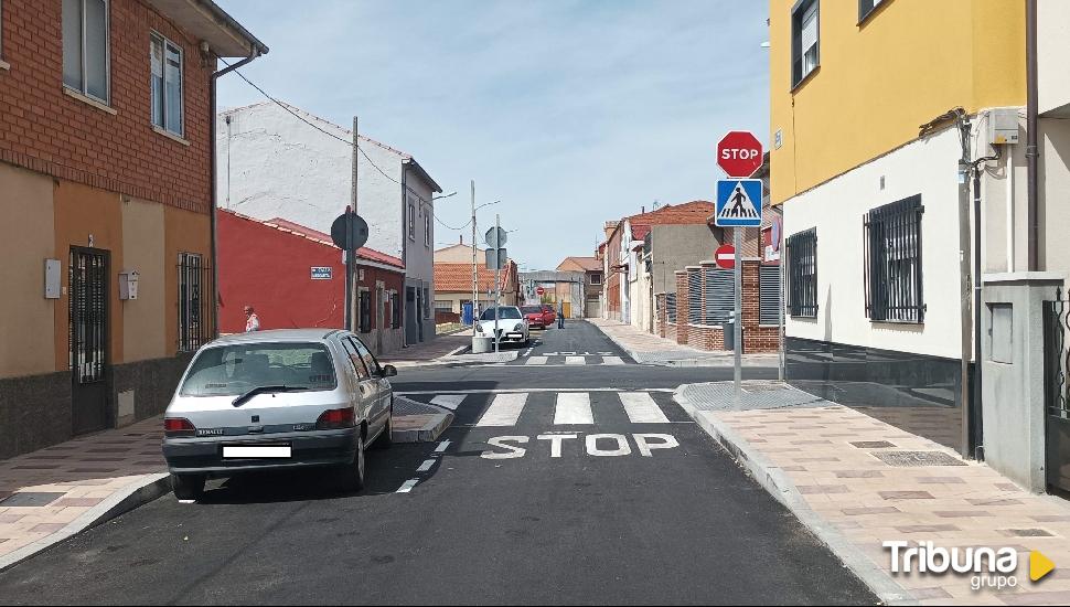 Finaliza la reurbanización de dos de las once calles del Barrio Las Flores en las que se trabaja 