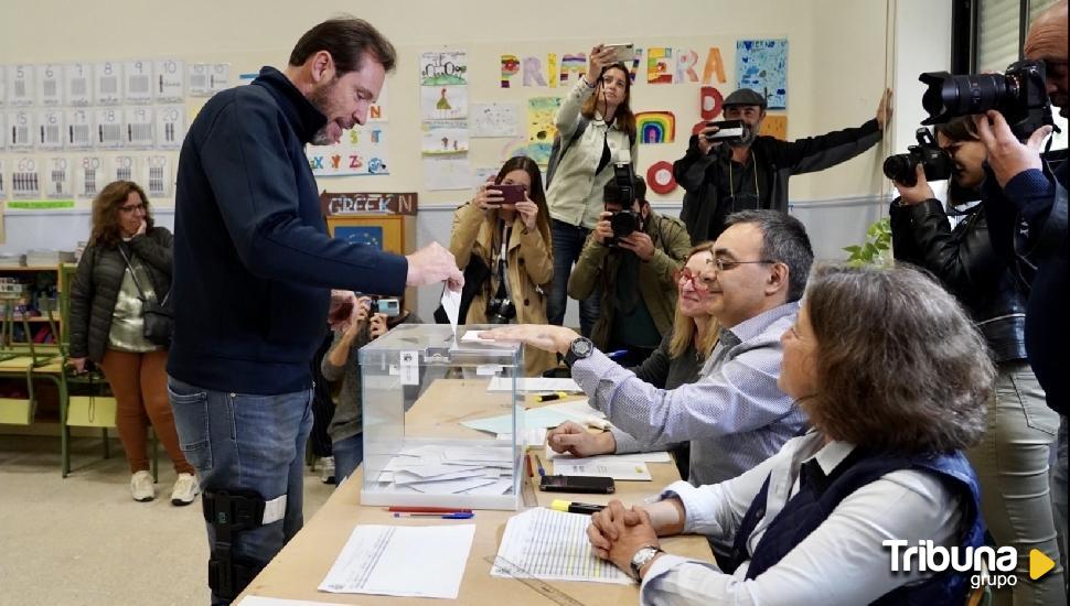 Óscar Puente acude a votar sin el DNI