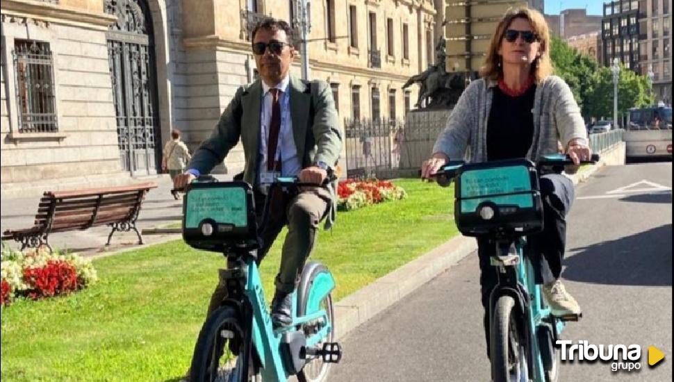 Teresa Ribera presume de ir en bicicleta por el centro de Valladolid