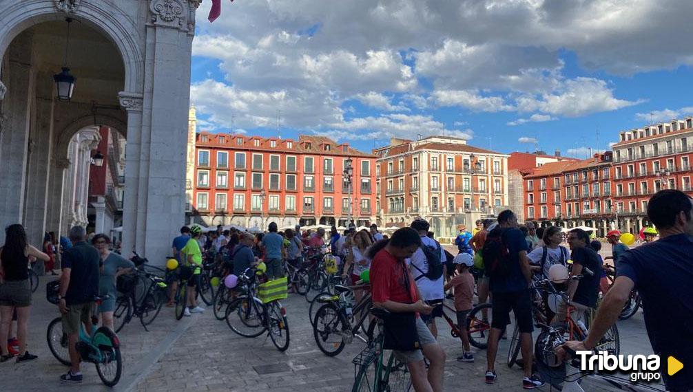Centenares de ciclistas se reúnen en una 'Bicifestación' para pedir una transición energética justa