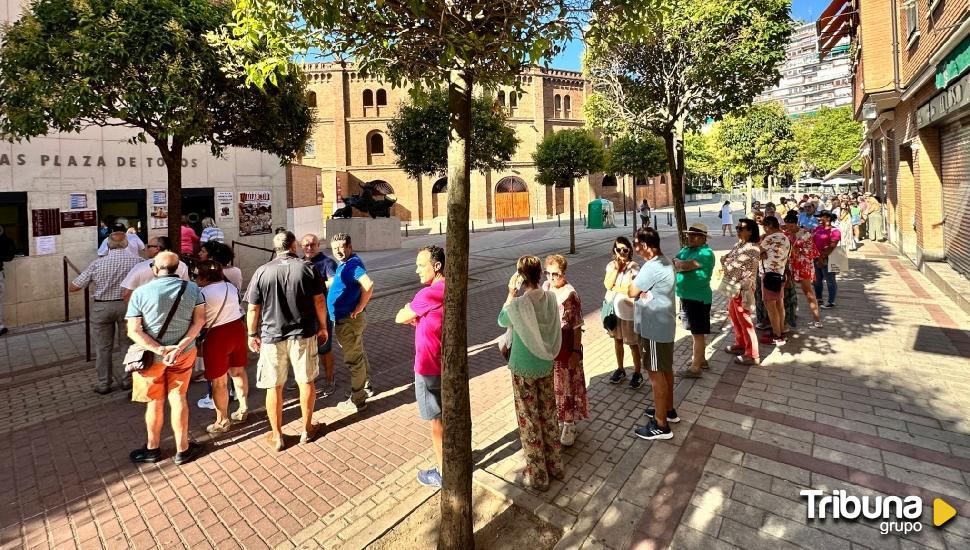 Largas colas a las primeras de cambio para no perderse la feria taurina de las Fiestas